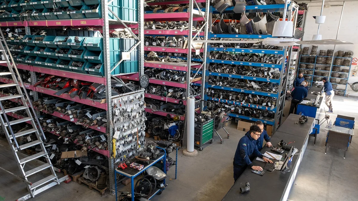 Il nostro reparto vendite con clienti - Autodemolitore F.lli Artuso Group S.r.l., oltre 16 anni di esperienza nei motori usati e rettificati